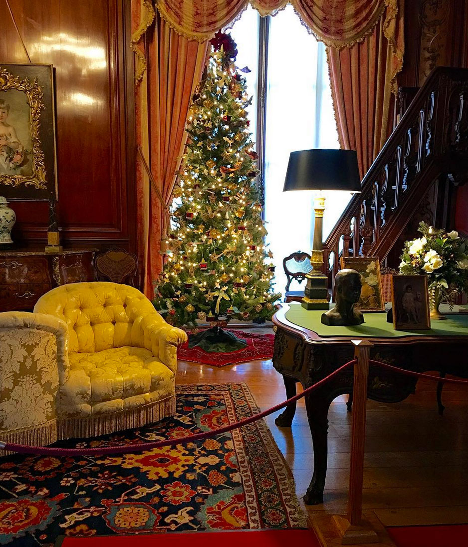The Newport Mansions Master The Art of Opulent Holiday Decorating