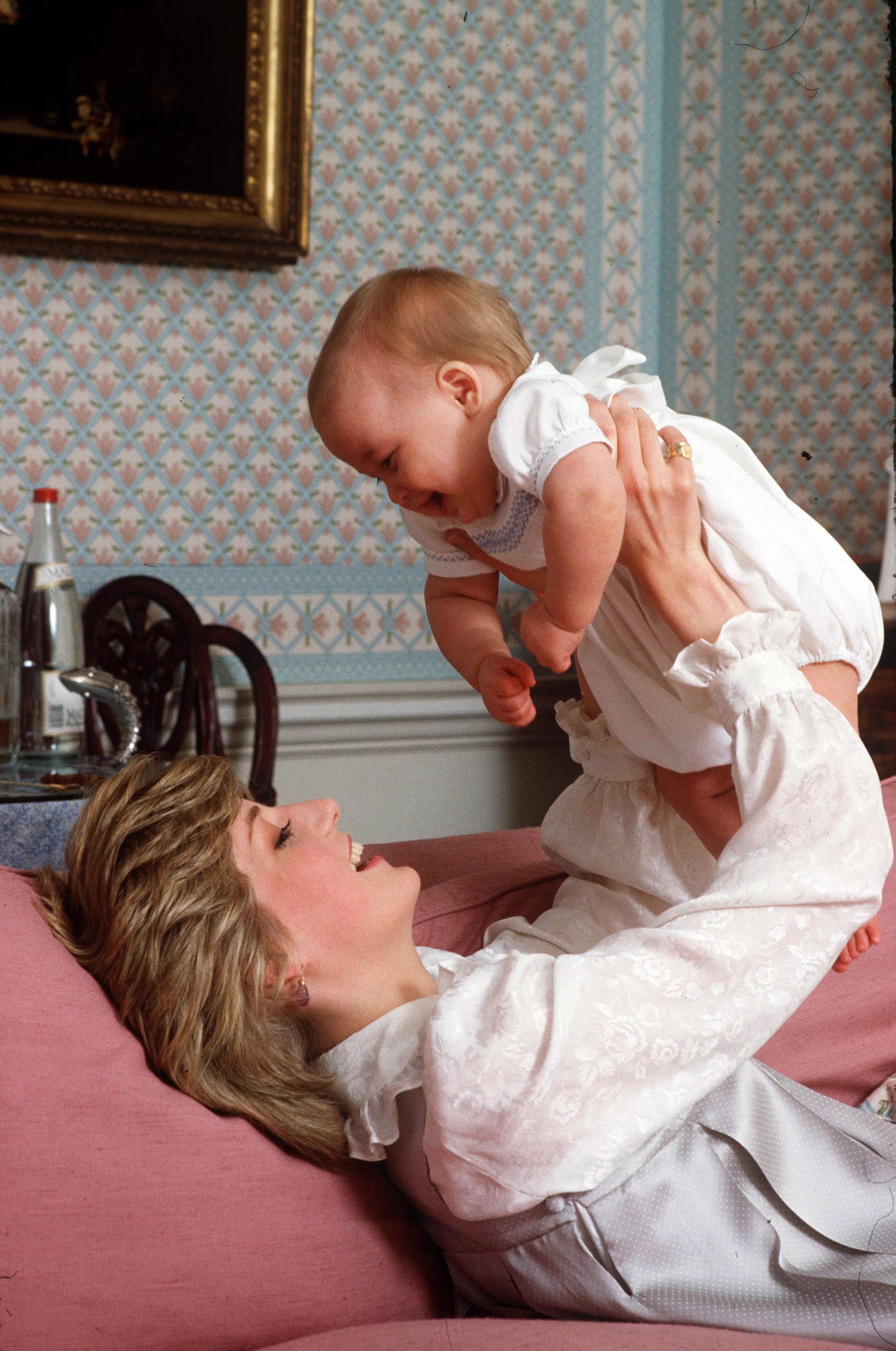 20-beautiful-photos-of-princess-diana-at-home